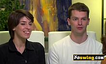 Et ungt par utforsker sin seksualitet i en gruppesetting hjemme