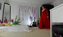 Sonias, o matură senzuală, își arată corpul într-o rochie roșie lungă, dezvăluindu-și fusta păroasă, picioarele, picioarele și șoldurile, cu sâni naturali