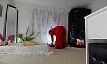 Αισθησιακό βίντεο στο σπίτι της ώριμης Σόνιας που δείχνει τις πειραστικές της στάσεις σε ένα μακρύ κόκκινο φόρεμα, αποκαλύπτοντας την τριχωτή άνω φούστα, τα πόδια, τα πόδια και τους γοφούς της, με φυσικό στήθος
