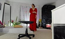 センシュアルな熟女ソニアスが、自然な胸を持つ長い赤いドレスで誘惑的なポーズを披露する、官能的なホームビデオ。彼女の毛深いアップスカート、脚、足、腰が露わになる。