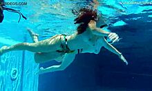 Adolescentes russa e espanhola ficam molhadas e selvagens em uma piscina