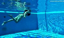 Rus ve İspanyol gençler havuzda ıslanıyor ve çılgınlaşıyorlar