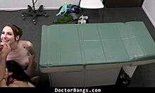 רופא ואחות מתאחדים כדי לספק את רצונות המטופל - DoctorBang