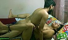 طالب جامعي هندي شاب يعيش تجربة رومانسية مع امرأة ناضجة جذابة