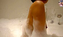 Coppia amatoriale gode di un sensuale massaggio in bagno a casa
