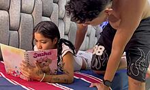 작은 라틴 여성이 가위 게임을 지고 집에서 만든 비디오에서 거친 섹스로 보상을 받습니다