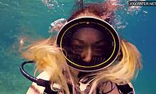 Kasandra Lufis rencontre chaude sous l'eau avec sa petite amie