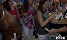 Egy csoport dögös srác szexel egy lánnyal otthoni környezetben