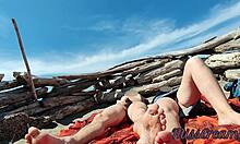 Любительская мамочка демонстрирует свой большой член на общественном пляже