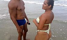 Vroče srečanje na plaži z zapeljivim partnerjem, ki mi je dal vznemirljivo ritno jebanje
