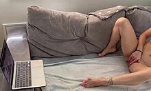 סרטון של לנה פולס עם מילף חזה וערומה שמפנקת את עצמה על הספה בסרטון ביתי