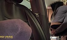 Азиатска колежанка дава минетка и се чука в кола