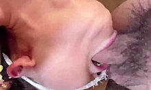 O fată drăguță cu umerase joase este scuipat și înghițit într-un videoclip de fetiș făcut acasă