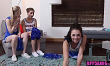 Drobne cheerleaderki oddają się grupowemu seksowi na kanapie w domu