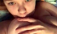 Adolescenta plinuță se răsfăț în auto-plăcere pe webcam