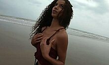 Manoella Fernandi levetkőzik a bikini alsójához a tengerparton