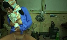 נערה ערבית חווה את הניתוח הראשון שלה עם זין לבן