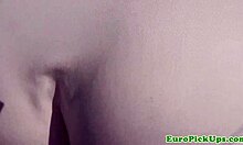 Une femme brune expose son appareil génital et ses fesses lors d'une rencontre de drague