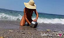 Fetița amatoare de pe plajă cu piercing-uri multiple într-un videoclip făcut acasă
