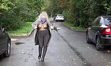 امرأة ناضجة ترتدي ملابس نايلونية وثديين كبيرين تعرض أصولها في فيديو منفرد في الهواء الطلق