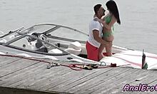 小さな胸を持つ小柄な女性が自家製ビデオでボートでアナルセックスをする