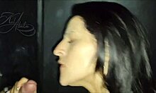 Bir adam bir yabancıyı bir gloryhole ile tatmin eder, oral seks ve yüzüne boşalır