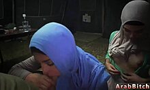 Ung tjej ägnar sig åt hett prat och ger en hemmagjord avsugning medan hon smyger in på en militärbas