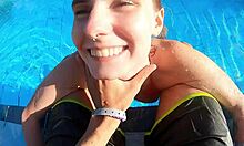 Heetste actie bij het zwembad: nat en wild oraal plezier onder water