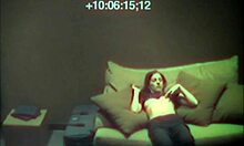 Viettelevä nainen pleasuring itsensä sohvalla