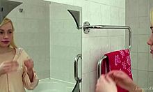 La deliziosa fidanzata bionda Olya seduce con grandi tette mentre si fa la doccia a casa