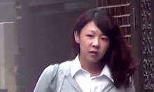 Japansk teenager tisser udenfor og bliver fanget på kamera