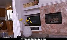 Lily Adams, gorąca pasierbica, zostaje ruchana przez swojego ojczyma w pokoju rodzinnym w filmie POV