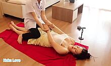 Massaggio terapista asiatico che fa un sensuale massaggio