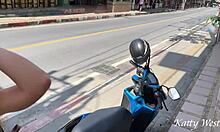Um homem oferece assistência a uma garota em uma scooter, mas acaba fazendo sexo com ela e roubando sua scooterra