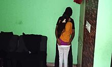 Britský pár si užívá domácí sex s velkou indickou přítelkyní