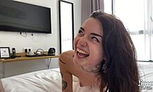 Zelfgemaakte video van een kleine brunette die pijpt en geniet van anale seks