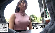 Japansk amatør trekant med barmfagre kæreste og hjemmelavet ansigtsbehandling