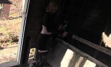 ベラ・ジェイムズが自家製ビデオで屋外でセックストイでダブルペネトレーションを楽しむ