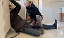 Reife Hausfrau gibt Klempner in Küche einen Deepthroat-Blowjob
