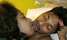 Istri India yang cantik mendapatkan ciuman yang penuh gairah dan penetrasi vagina yang intens dalam kehidupan nyata