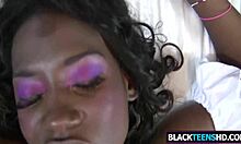 Jazzy Jamison, una donna nera formosa, viene penetrata a casa