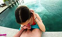 Μια ερασιτέχνης έφηβη παίρνει κρέμα στην πισίνα της οροφής από ένα τεράστιο πέος