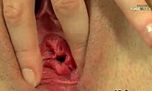Blízky záber prirodzenej tínedžerky s otvorenou vagínou, ktorá je natiahnutá a má orgazmus