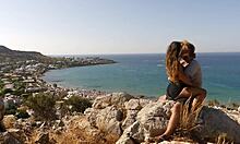 Een prachtig 18-19-jarig stel geniet van gepassioneerd kussen en kontgrepen op het eiland Crete