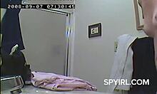 Аматерски шпијунски видео винтаге девојке у купатилу