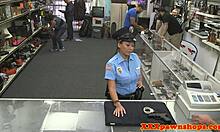 En skjult kamera filmer en politipike som får ansiktsbehandling av en pantelåner