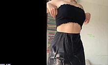 Romanian teini-ikäinen amatööri riisuu ja käyttää dildoa saavuttaakseen orgasmin sukkahousuissa
