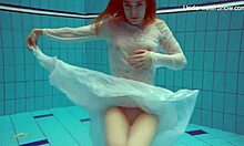 Diana Zelenkina zsíros feneke egy nyilvános medencében