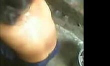Video fatto in casa di una donna indiana nuda che fa il bagno