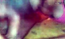 Amateur-Teenager in rosa Kleid masturbiert auf hausgemachtem Video